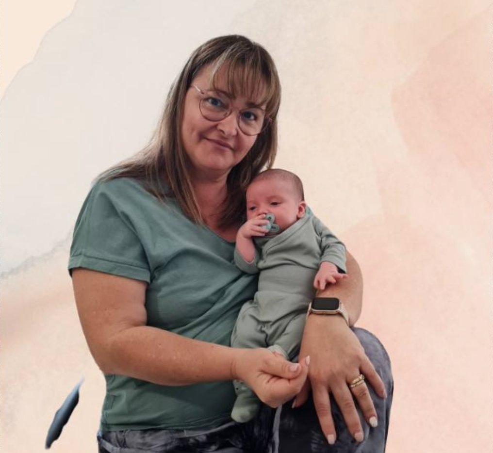 Cécile Albaladejo avec un bébé dans les bras
