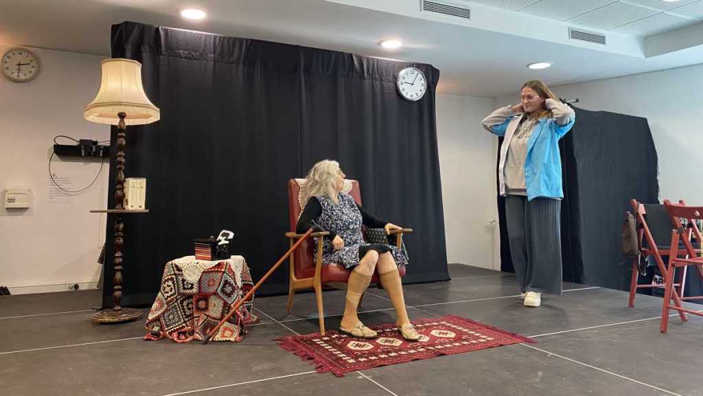 Théâtre Forum de la compagnie Donc y Choc - une scène jouée par eux au Lycée de La Morlette à cenon