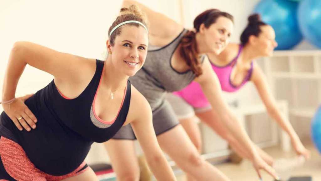 Des futures mamans participant à un cours de fitness.