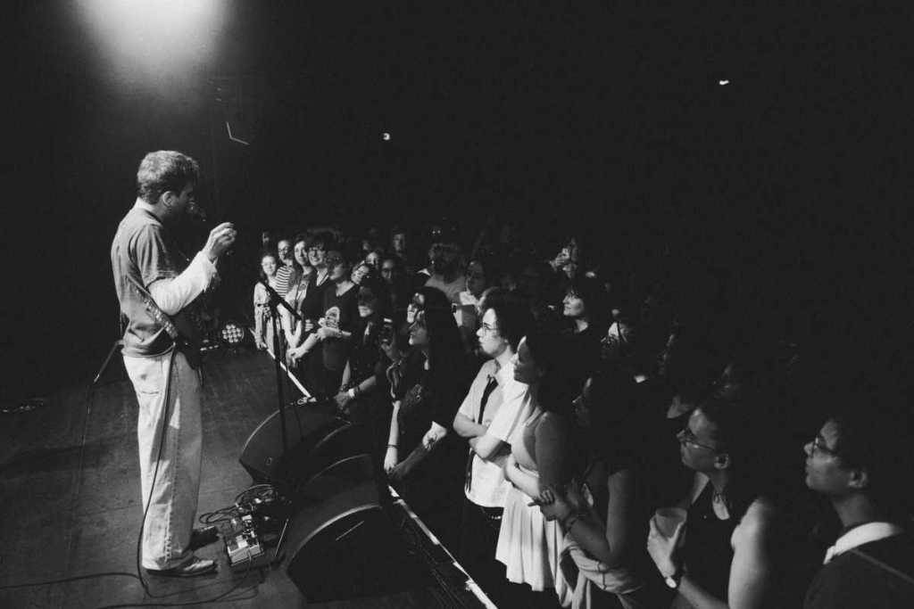 chanteur devant foule trabendo