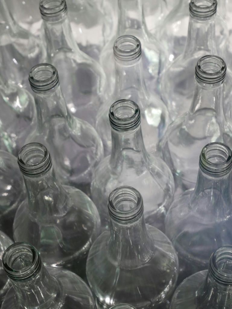 Plusieurs bouteilles en verre, en rang d'oignons