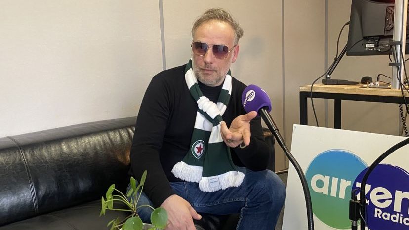 Romain Guerret le chanteur d'Aline avec des lunettes de soleil