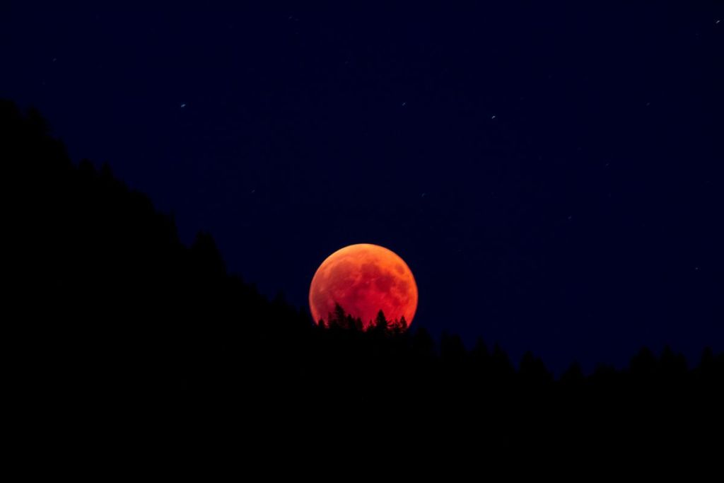 Une éclipse lunaire totale.