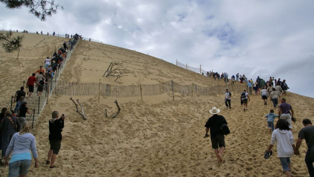Des touristes gravissent la Dune du Pilat, en Gironde.