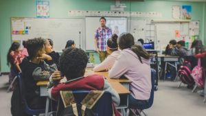 Une école aide les jeunes en décrochage scolaire ou sociale à être autodidacte