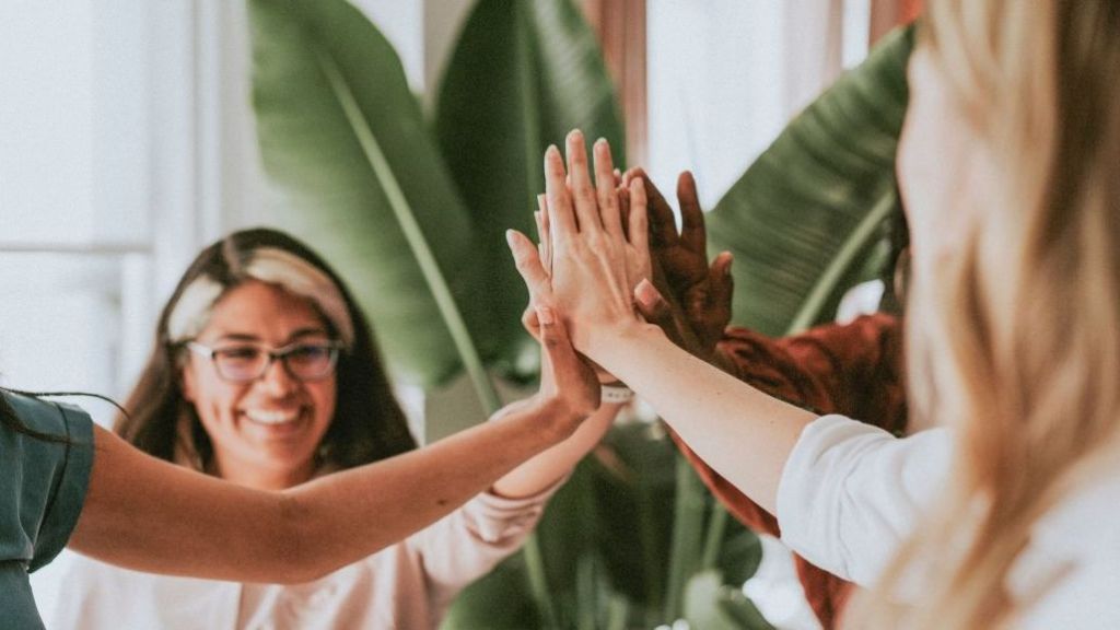 Femmes se tapant dans la main