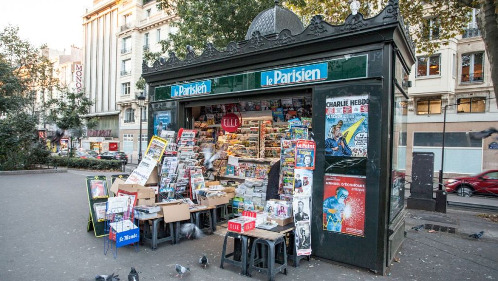 Un kiosque à journaux parisien.