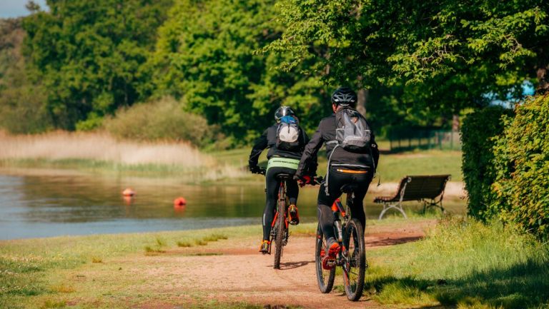 des cyclistes roulent au bord de La Loire