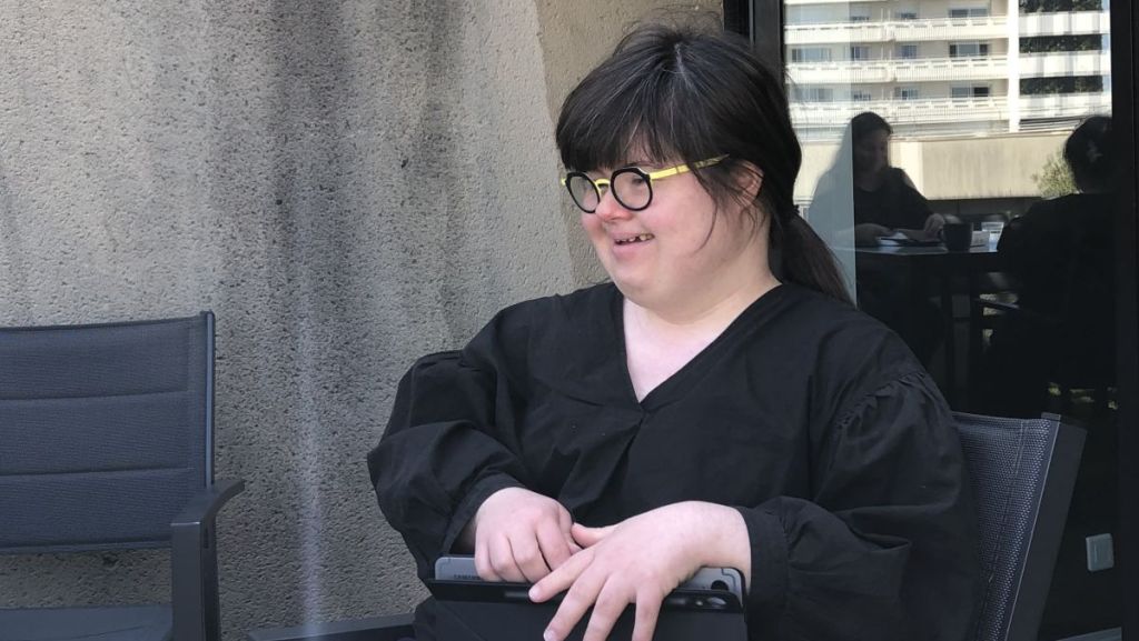 Jeanne, profitant de la terrasse avec ses collègues