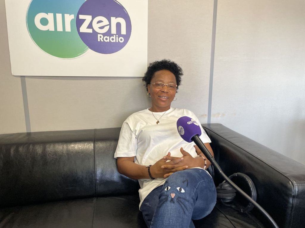 Estelle Ewoulé Lobé dans le studio d'airzen radio à Issy-les-Moulineaux.