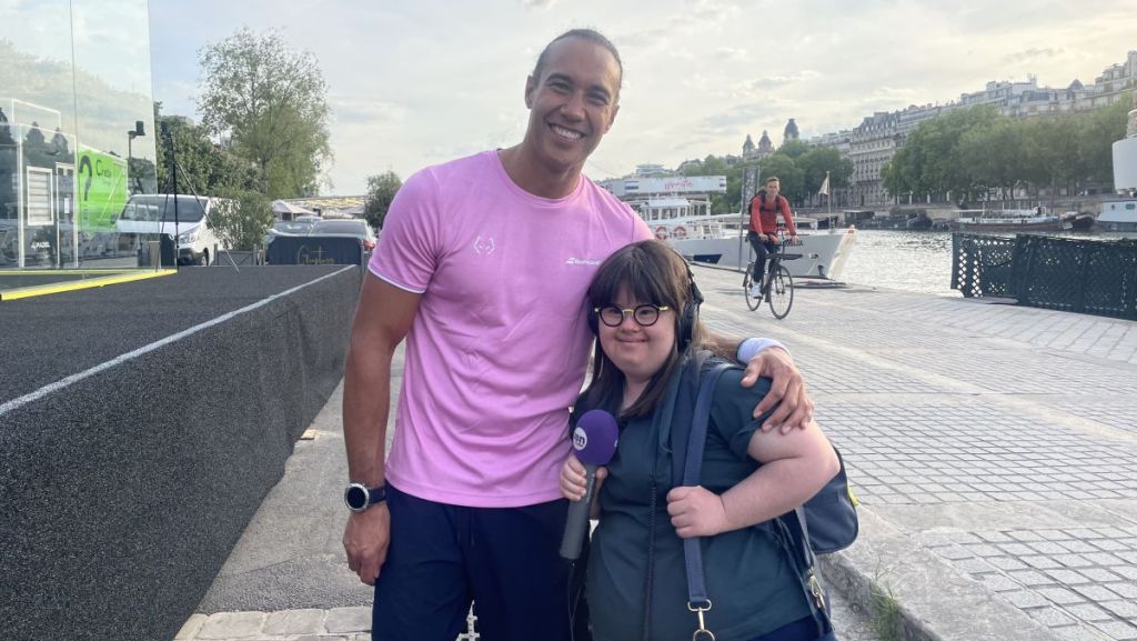 Jeanne et Laurent Laurent Maistret après son match au pied de la tour Eiffel.