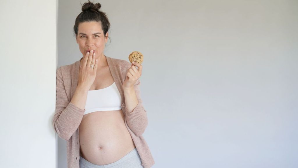 Une femme enceinte qui mange un cookie !