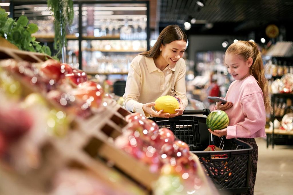 Mère et fille choisissent des fruits - crédit photo : Seventyfour via Adobe Stock