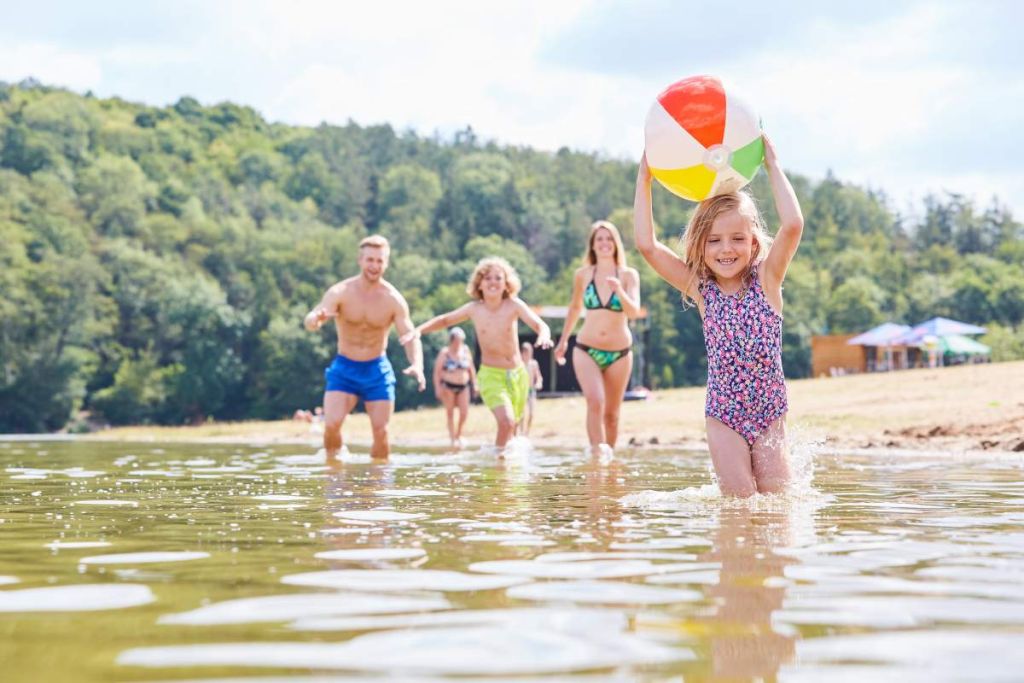 Baignade en famille - crédit photo : Robert Kneschke via Adobe Stock