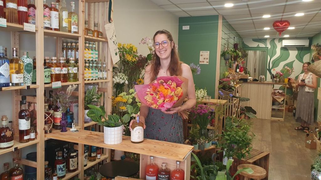 À Bordeaux, Vert et Verre dénote avec son concept original de fleuriste-caviste