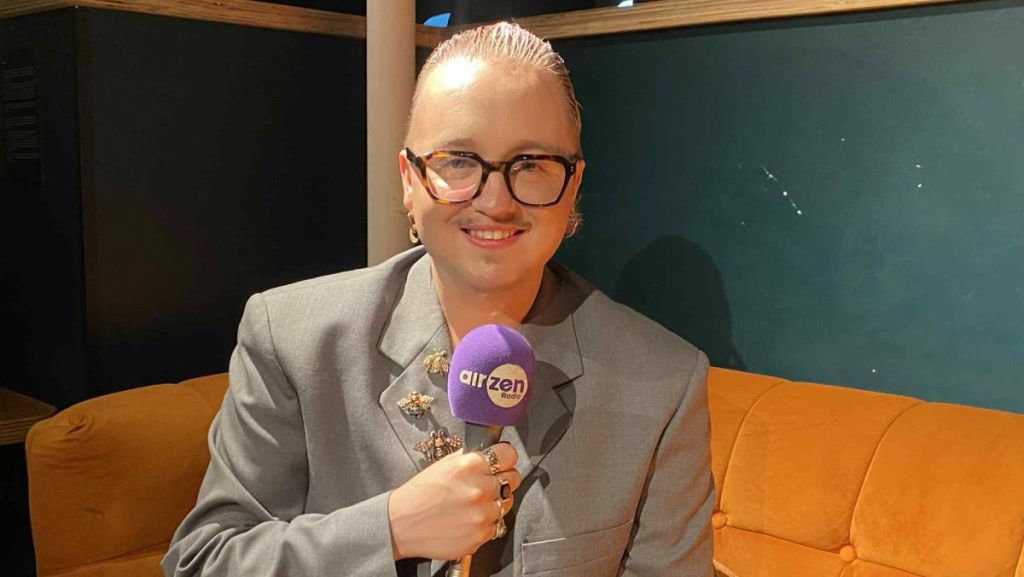 Antoine Déli rêve d’un monde plus beau dans son nouveau titre “Couleurs”