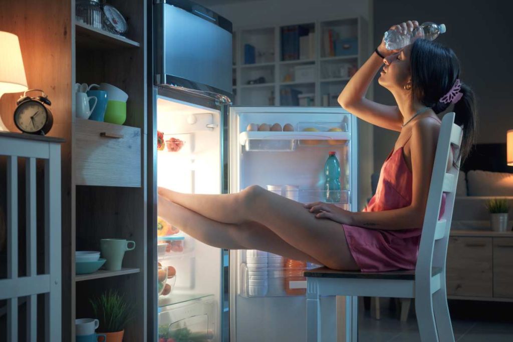 Femme qui a très chaud - crédit photo : StockPhotoPro via Adobe Stock