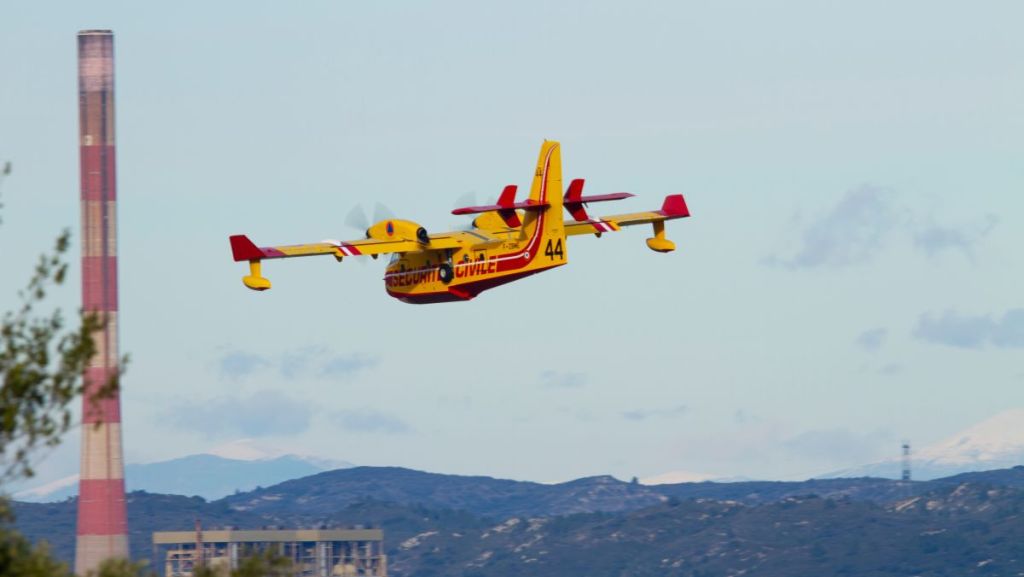 Un canadair survole un feu de forêt