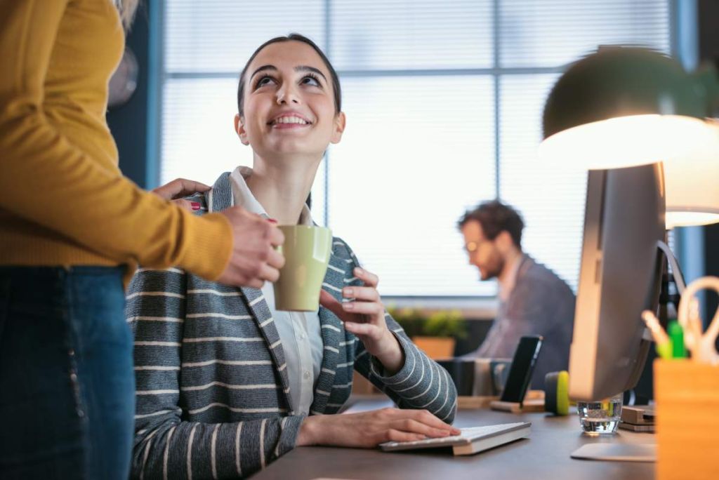 FEmme souriante qui reçoit un café - crédit photo : StockPhotoPro via Adobe Stock