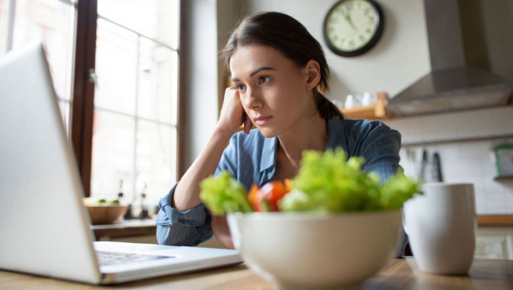 Femme qui s'endort devant son ordinateur
