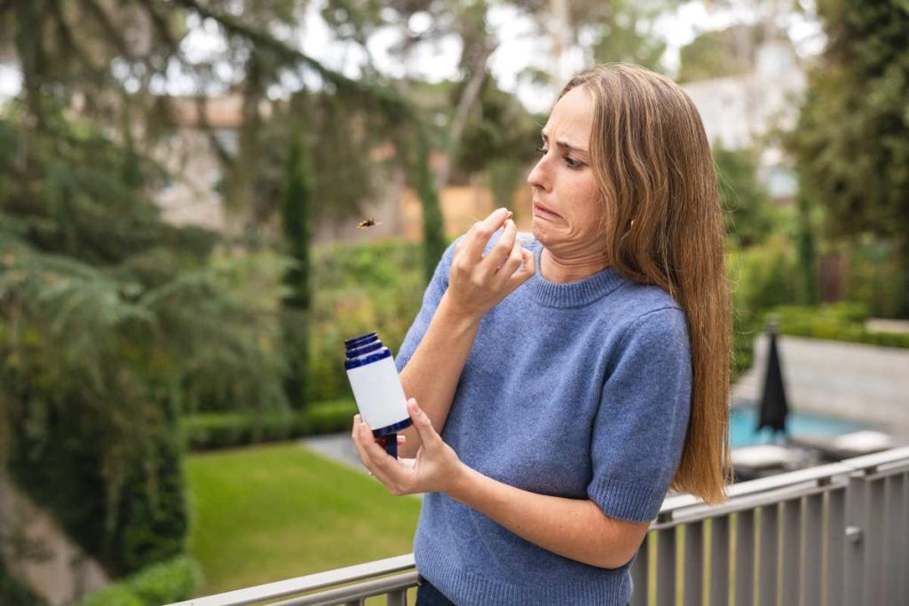 Femme qui a peur d'une guêpe - crédit photo : Jordi Mora via Adobe Stock