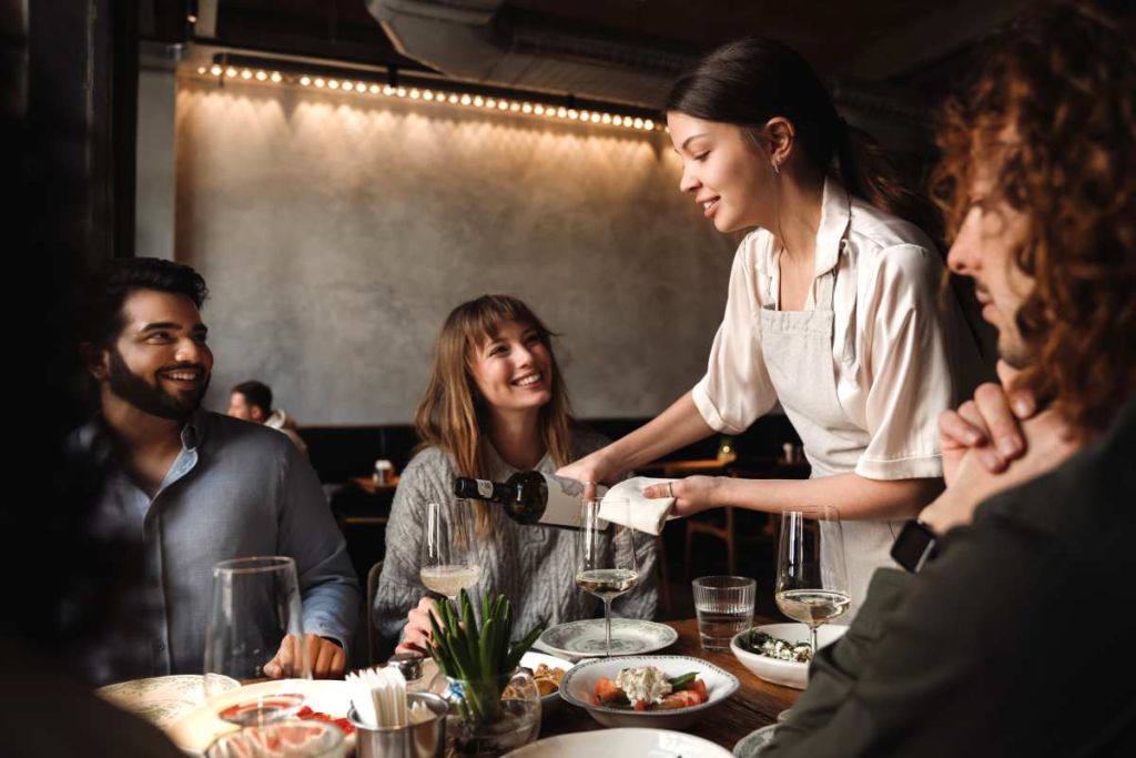 Service du vin au restaurant - crédit photo : Drobot Dean via Adobe Stock