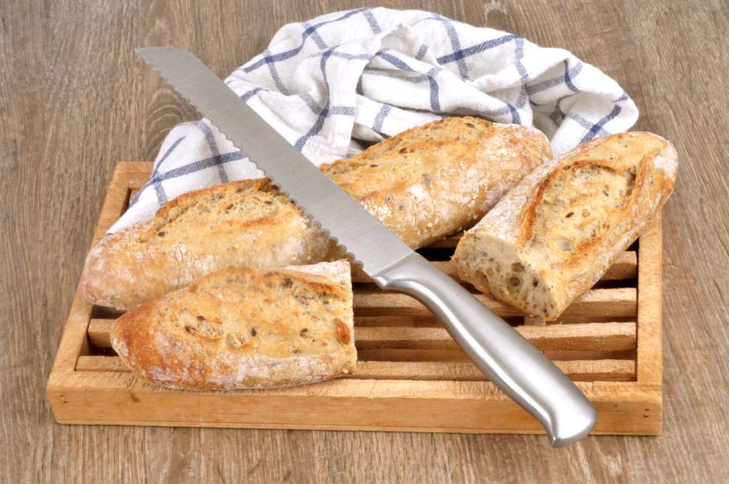Baguette coupée dans un torchon - crédit photo : Richard Villalon via Adobe Stock