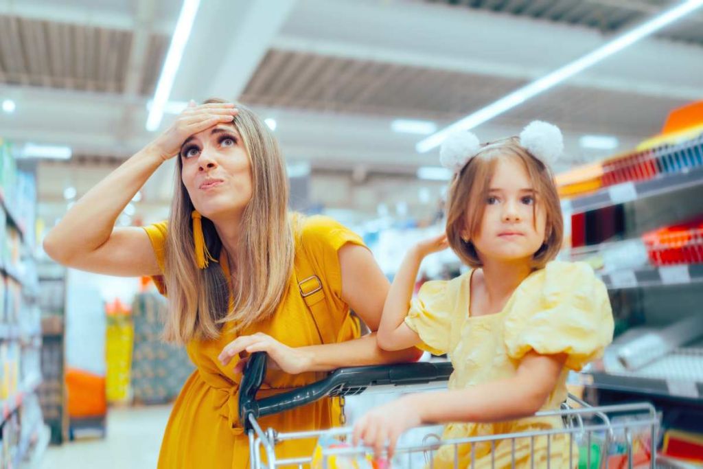 Mère et fille a supermarché - crédit photo : nicoletaionescu via Adobe Stock
