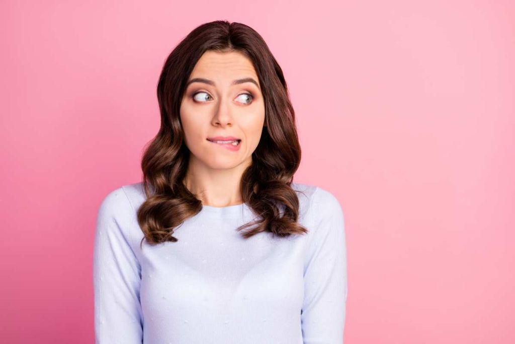 Femme qui doute - crédit photo : deagreez via Adobe Stock