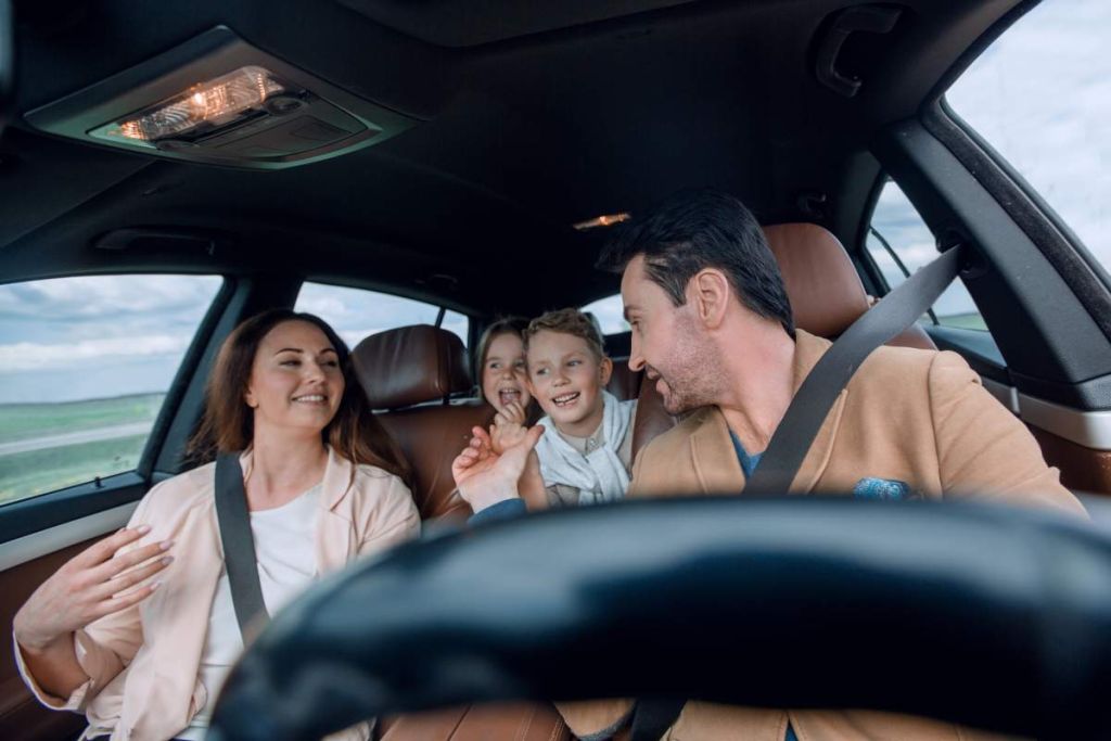 Famille en voiture - crédit photo : ASDF via Adobe Stock