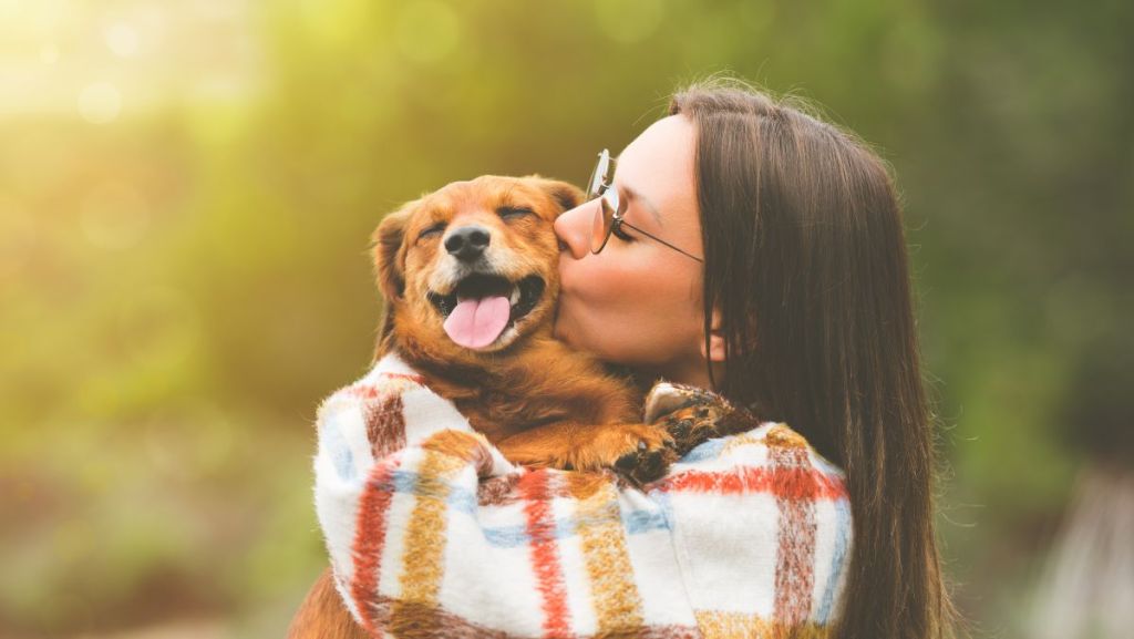 Femme faisant un bisou à son chien