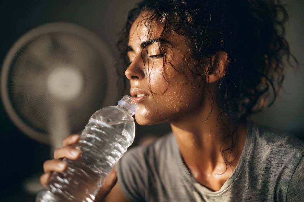 Femme qui boit de l'eau - crédit photo : TrubiAnna via Adobe Stock