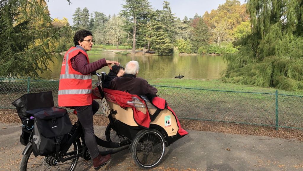 À vélo sans âge lutte contre l’isolement des personnes âgées par le vélo 