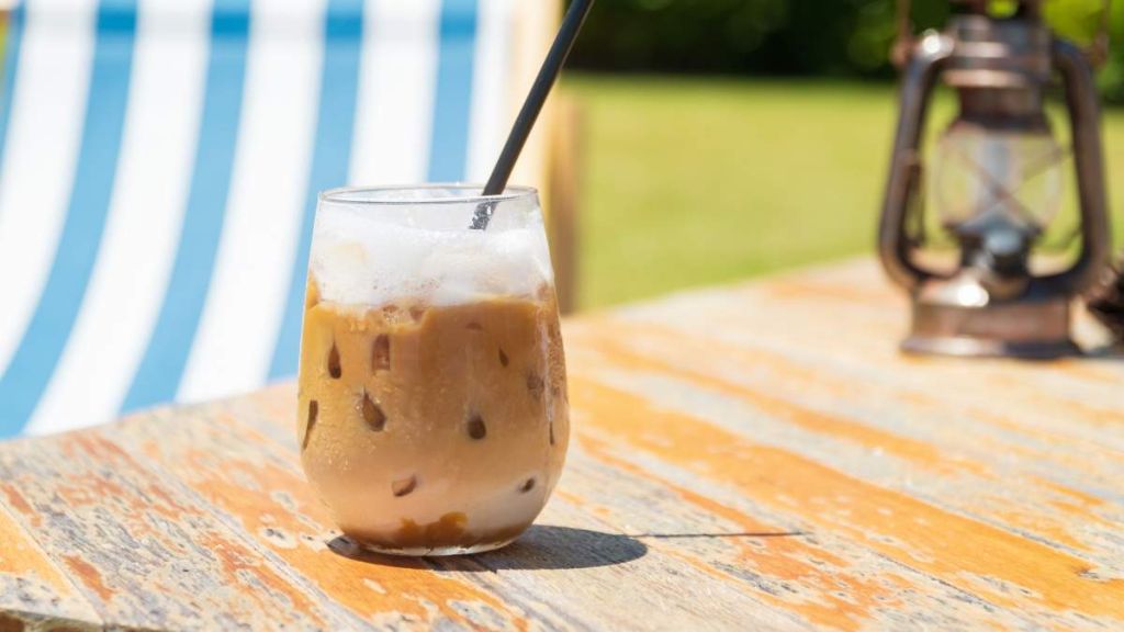 Café glacé - crédit photo : pjjaruwan via Adobe Stock