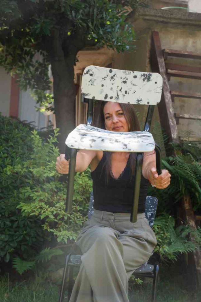 Hautes-Pyrénées : elle confectionne des chaises à partir de déchets plastiques