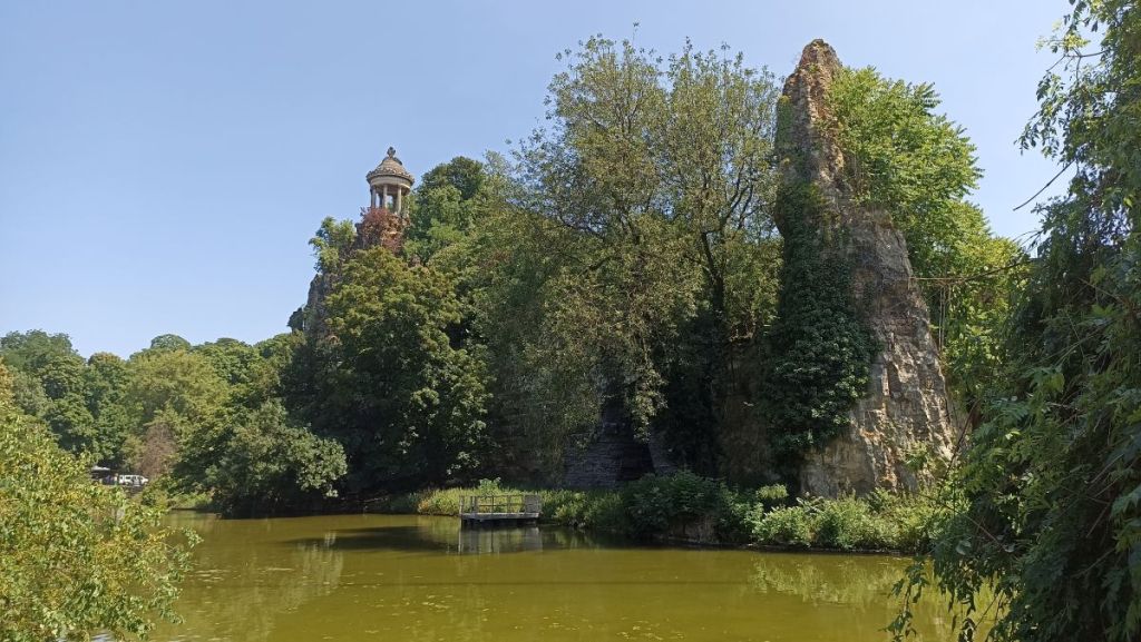 Photo de la végétation et du temple au parc des Buttes Chaumont