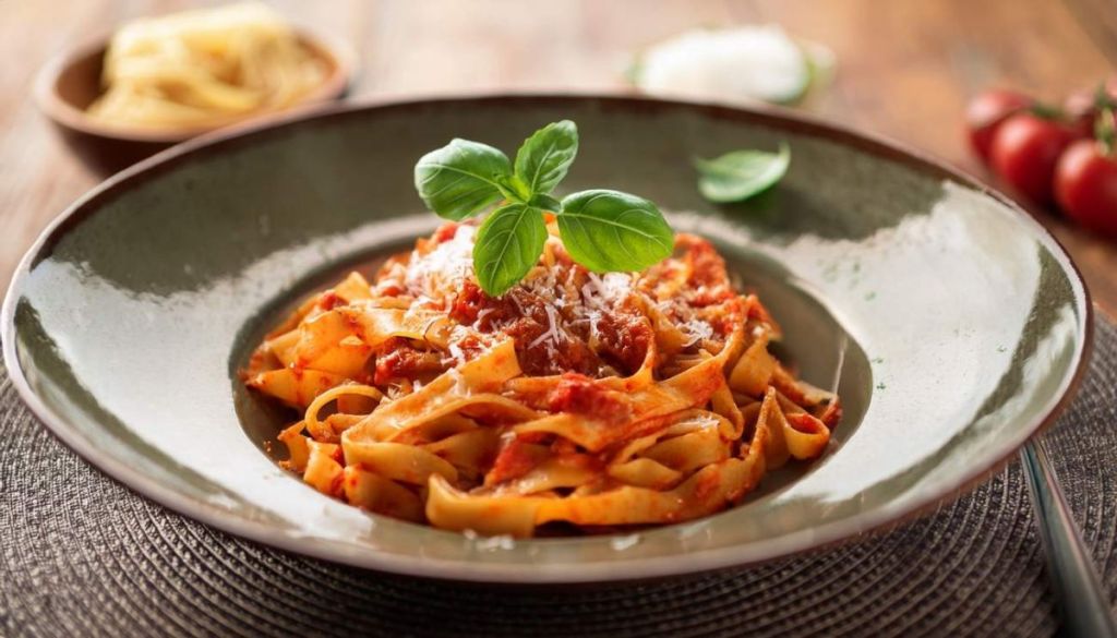 Assiette de pâtes bolognaises - crédit photo : Janet via Adobe Stock