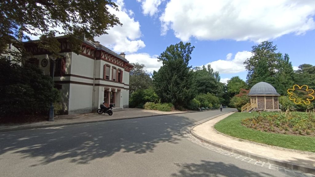 Photo du siège de l'Association française d'astronomie au Parc Montsouris. Sur la droite, un petit cabanon