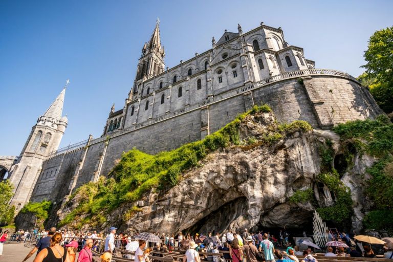 L'histoire de la ville ne démarre pas aux apparitions de la vierge Marie