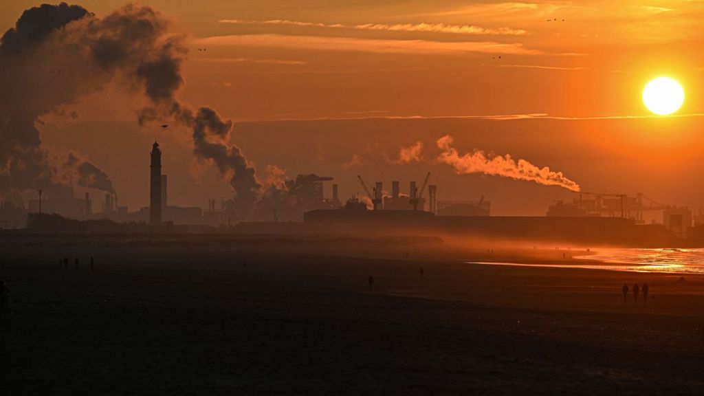 Digue de Dunkerque au soleil couchant
