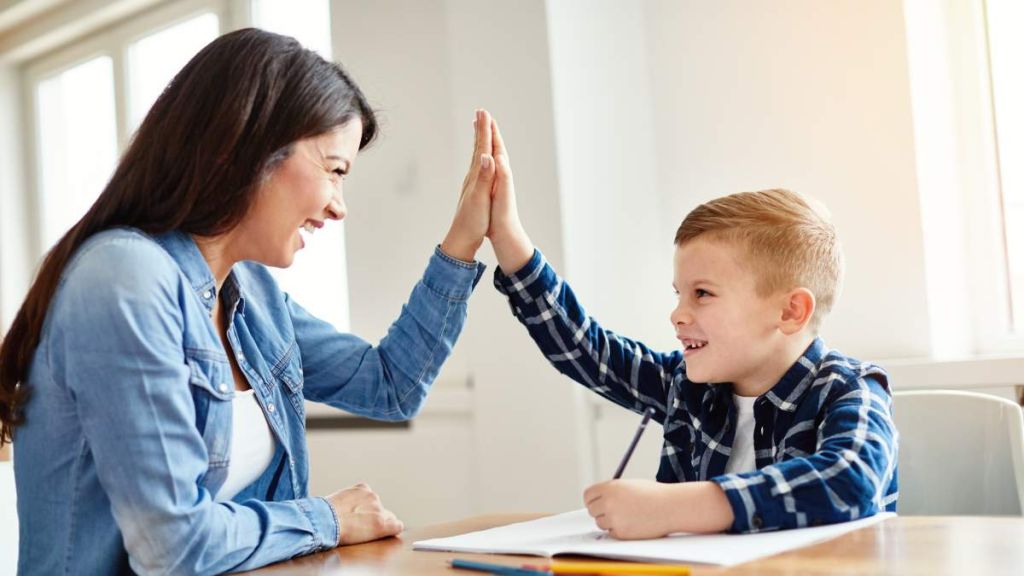 Moment de complicité entre une maman et son petit garçon
