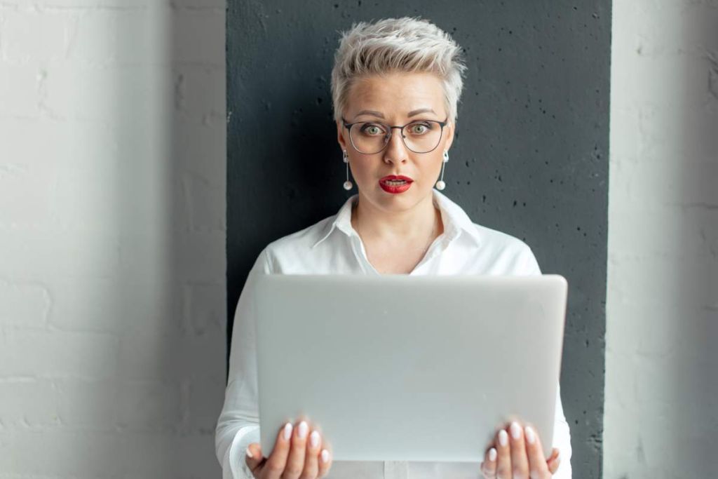 Femme surprise devant son ordinateur - crédit photo : alfa27 via Adobe Stock