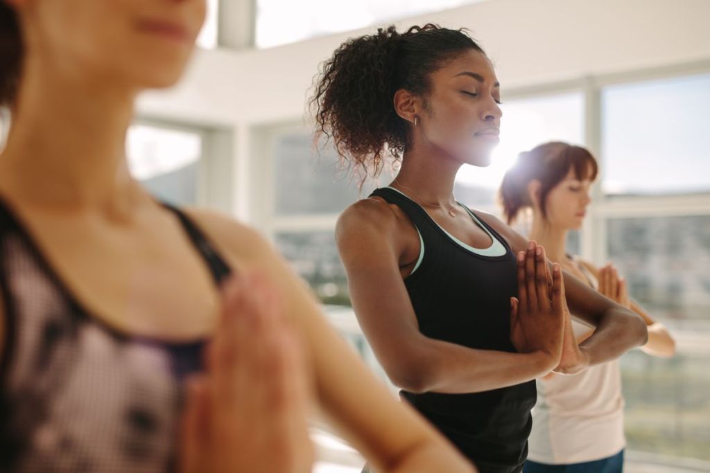 Des femmes faisant du yoga.