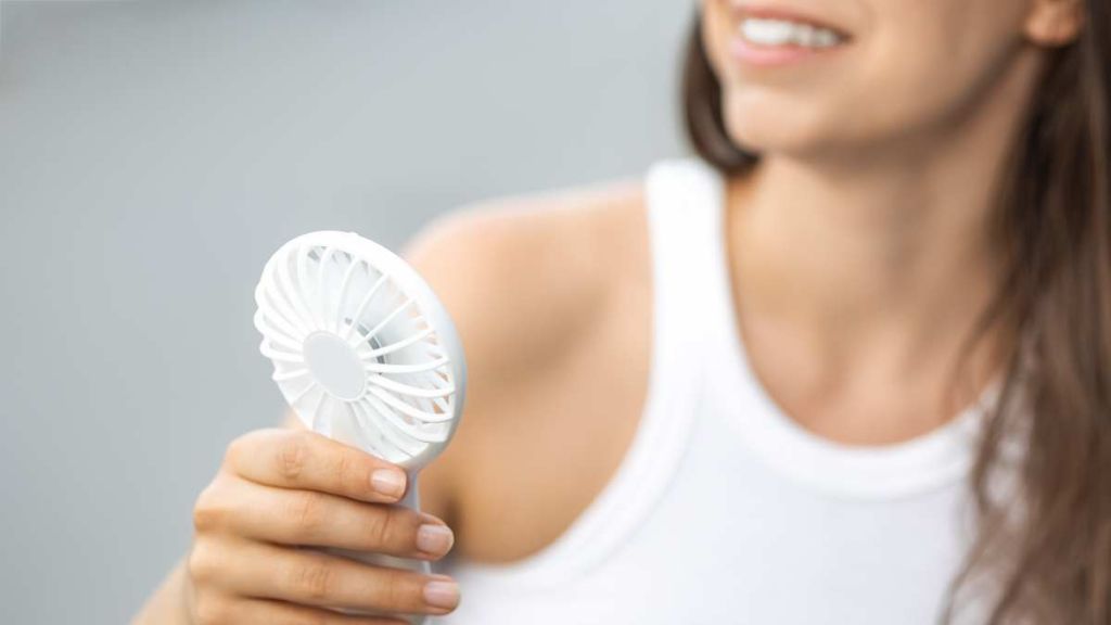 Femme avec mini-ventilateur