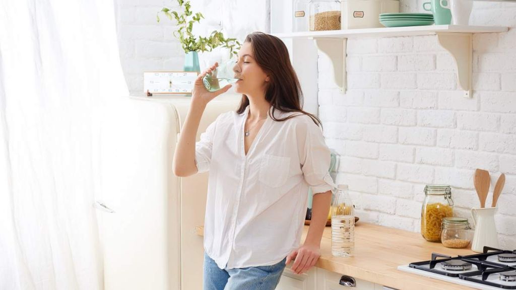 Femme qui boit de l'eau