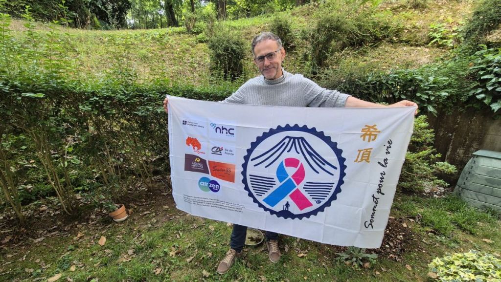 Géraud avec son drapeau, quelques semaines avant son ascension.