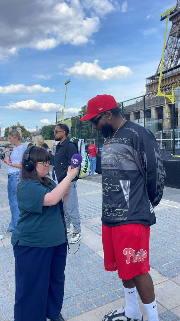 Jeanne à l'inauguration d'un terrain de padel sous la tour Eiffel, avec l'équipe de Zone Interdite.