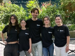 Louis Poinsignon, co-fondateur les ombres avec des jeunes filles.