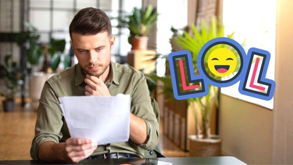 Homme qui lit une copie du brevet des collèges