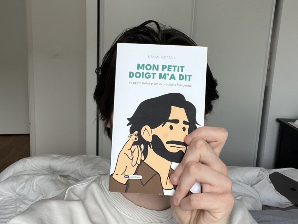 Maxime Potreau et son premier livre dans ses mains.